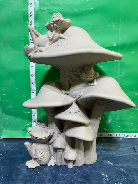 TL 922 - MUSHROOM WITH FROGS