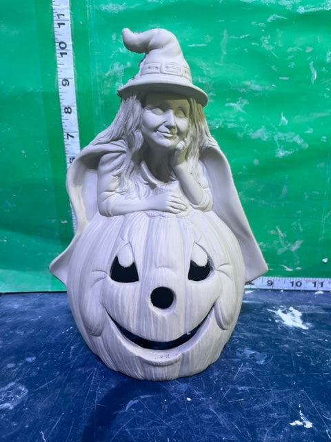 D 564 - WITCH SITTING ON PUMPKIN