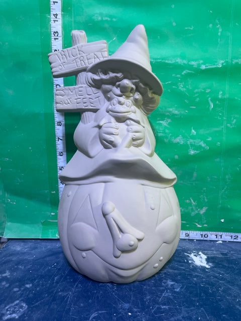 CM 2634 - WITCH ON PUMPKIN