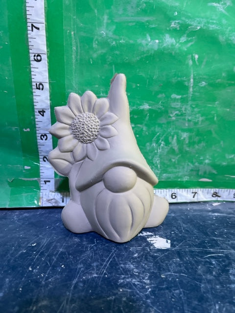 CM 4323 - GNOME WITH SUNFLOWER