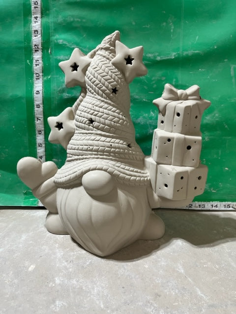 CM 4085 - GNOME WITH PRESENTS