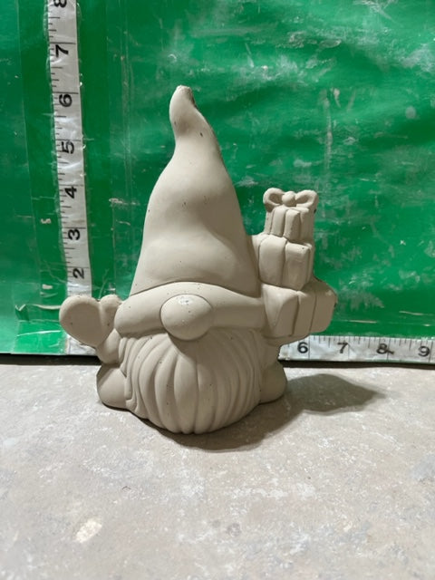 CM 4089 - SMALL GNOME WITH PRESENTS