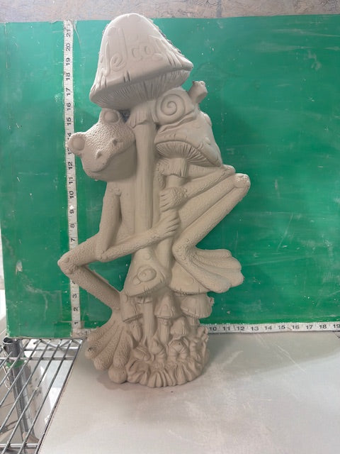 CM 2899 - FROG WITH MUSHROOMS