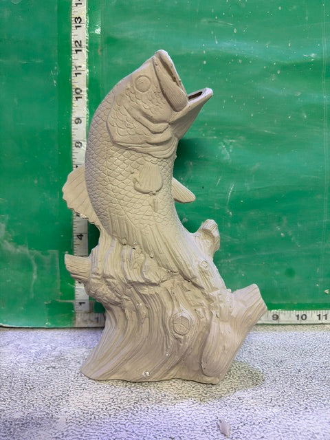 DH 1908 - OPEN MOUTH FISH ON DRIFTWOOD