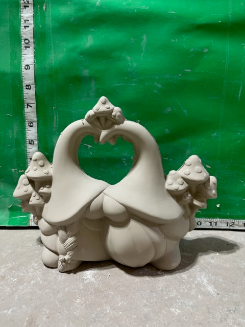 CM 4254 Kissing gnomes with mushrooms