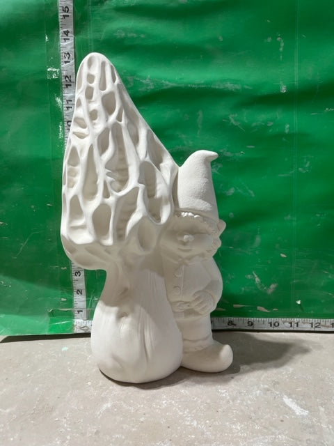 CM 2777 GNOME WITH MUSHROOM