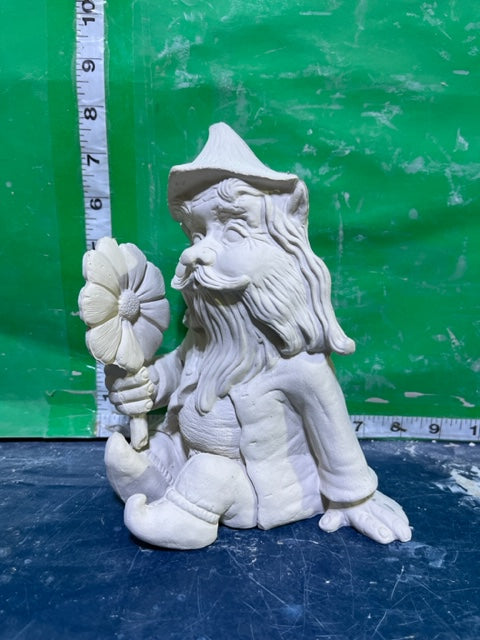 TL 560 - GNOME WITH FLOWER