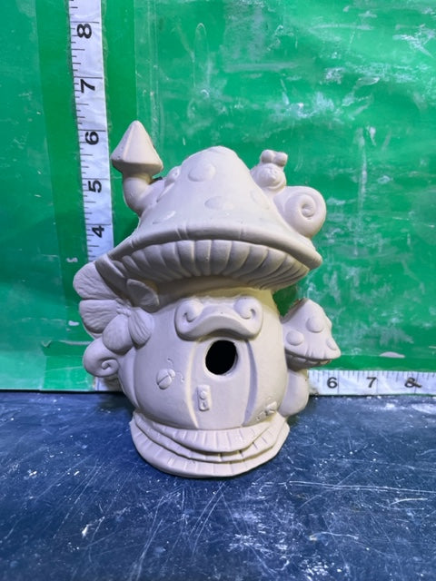 CM 3526 - MUSHROOM HOUSE WITH SNAIL