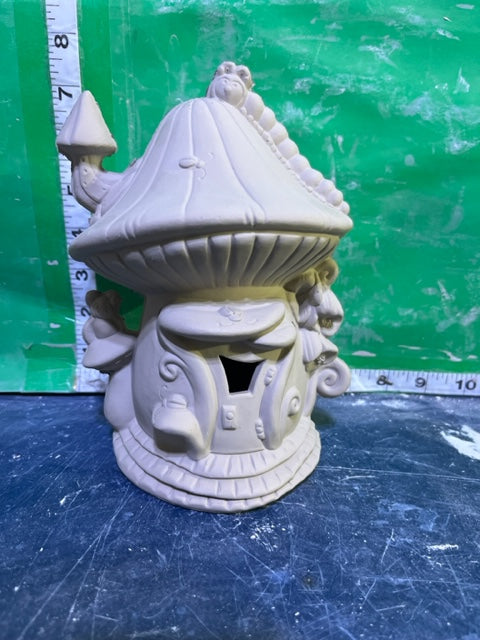 CM 3524 - MUSHROOM HOUSE WITH WORM