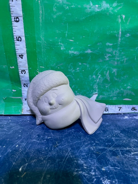 D 2122 - SNOWMAN WITH HAT LOOKING LEFT