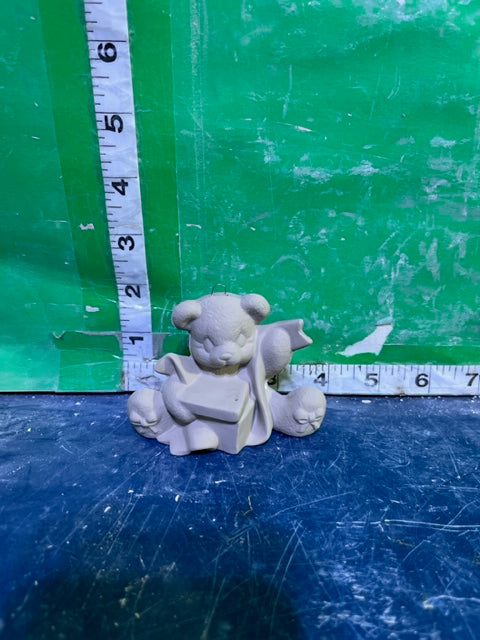 J 1598 - SITTING BEAR