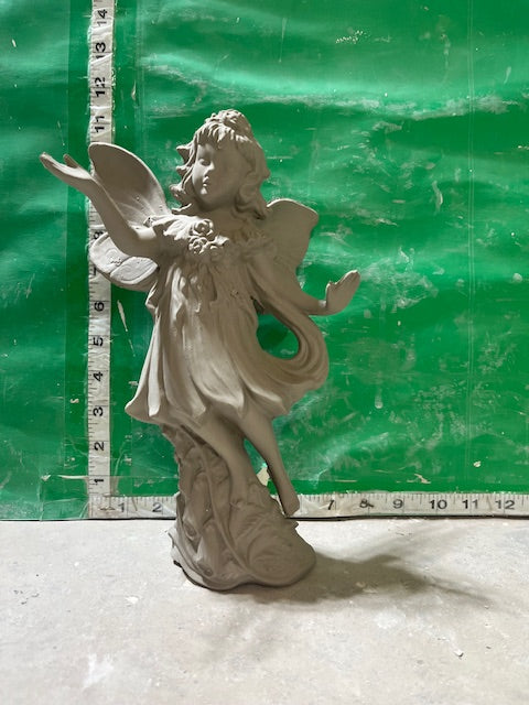 GARE 2600 - FAIRY ON ROCK WITH ARM OUT