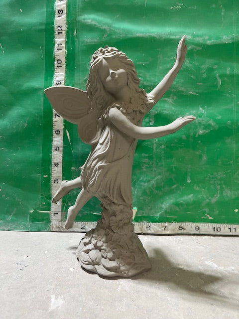 GARE 2599 - FAIRY ON ROCK