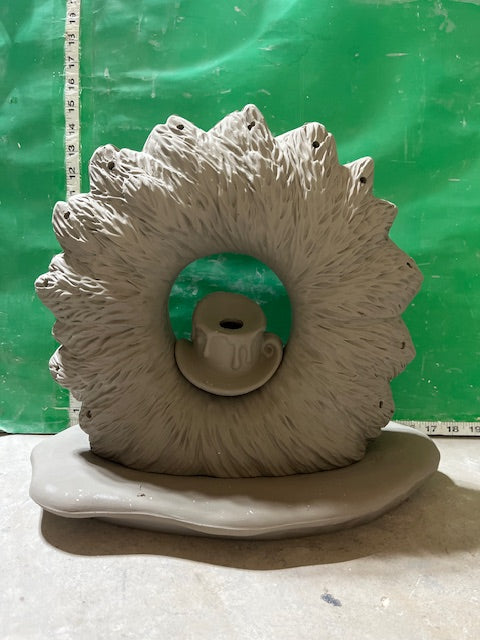 CM 4380 - WREATH WITH CANDLE STICK AND SNOW BASE