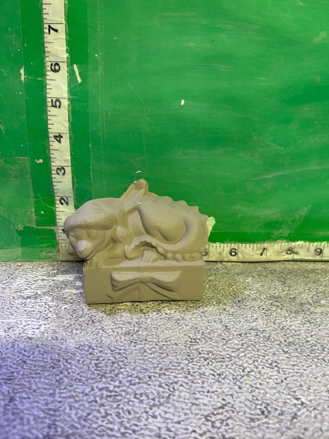 CM 1815 - DRAGON WITH PRESENT