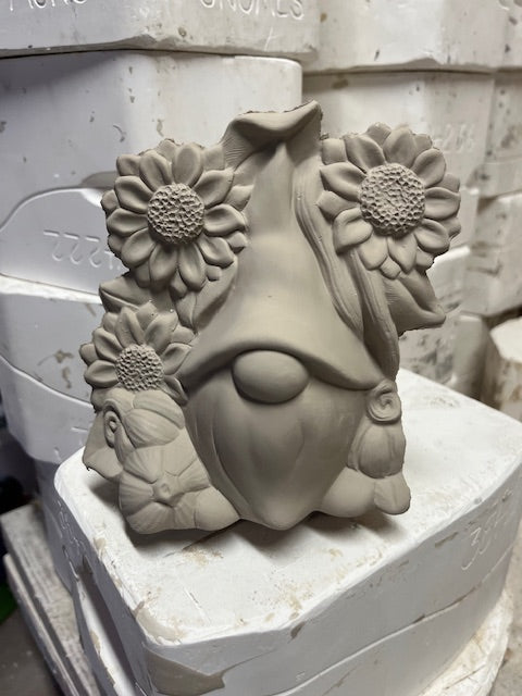 CM 4270 - GNOME WITH FLOWERS
