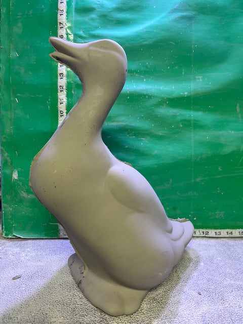V 547 - STANDING DUCK