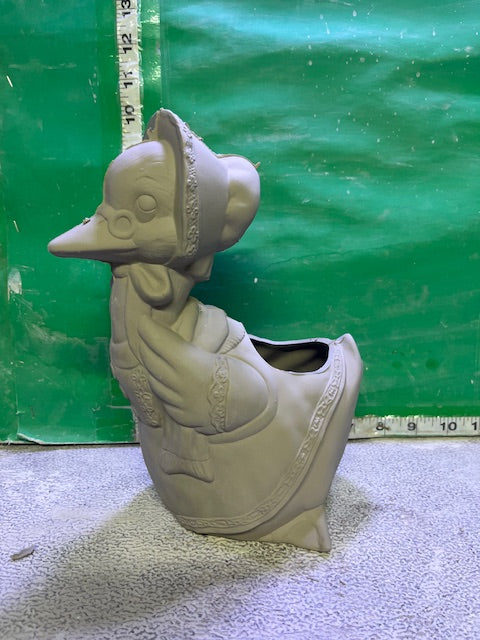 S 903 - DUCK WITH BONNET