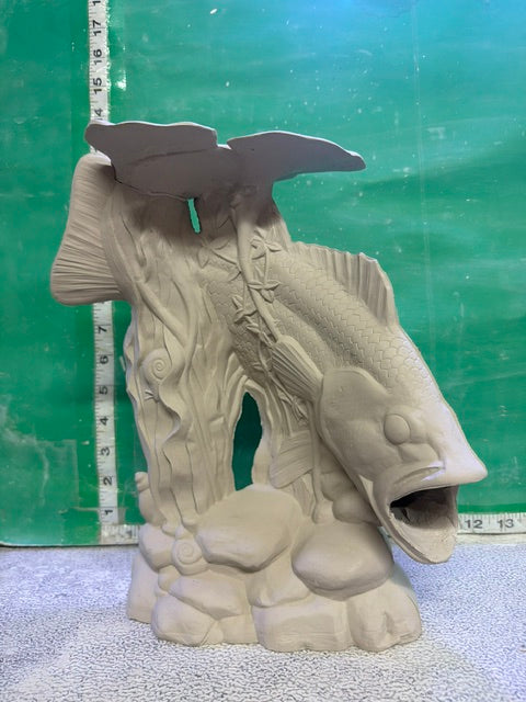 DH 1736 - BASS FISH IN DRIFTWOOD