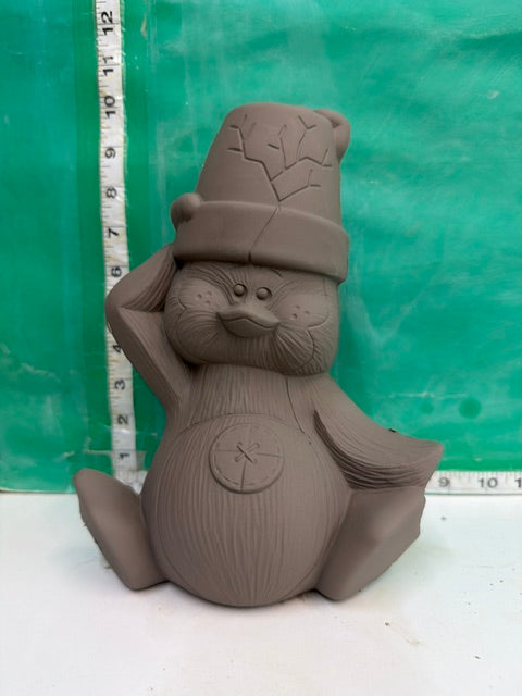 D 1694 - CROCKPOT PENGUIN SITTING