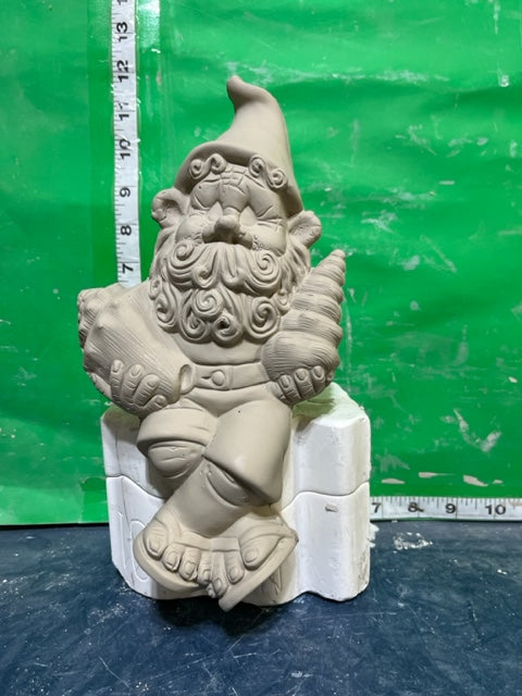 CM 2862 - GNOME HOLDING SEA SHELLS