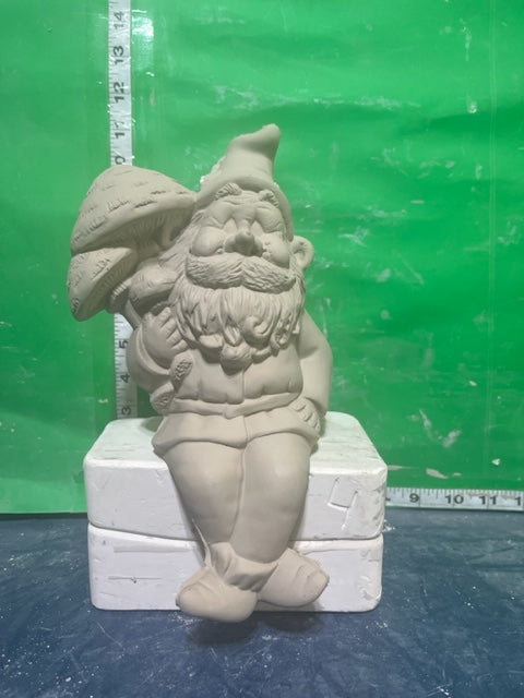 CM 2764 - GNOME WITH MUSHROOM ON SHOULDER