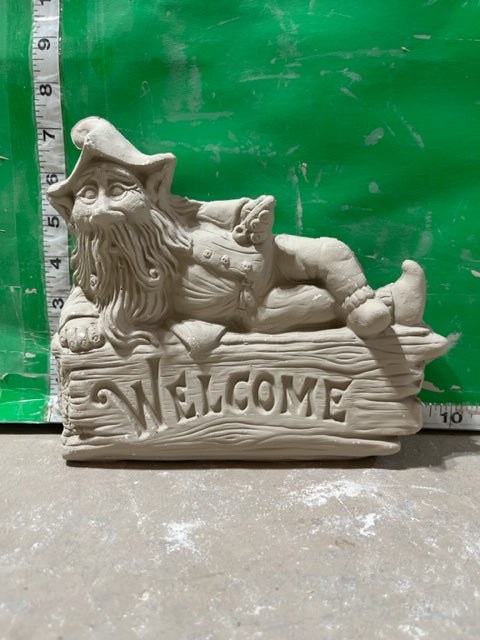 TL923 Gnome welcome sign