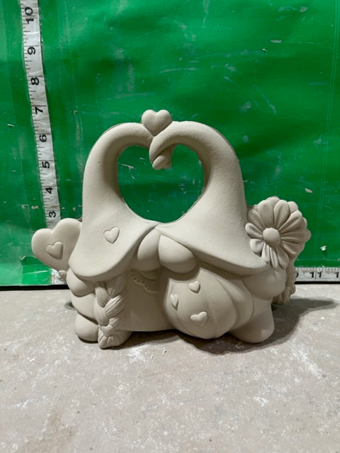 CM 4246 gnomes with heart and flower