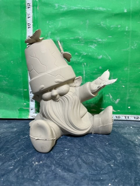 D 1542 - CRACKPOT GNOME WITH BUTTERFLY